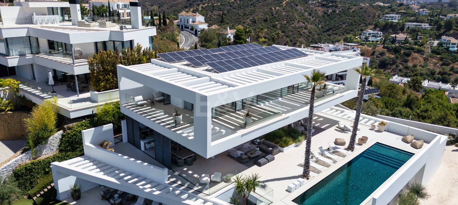 Contemporary Villa with Panoramic Views and Luxurious Amenities in La Quinta
