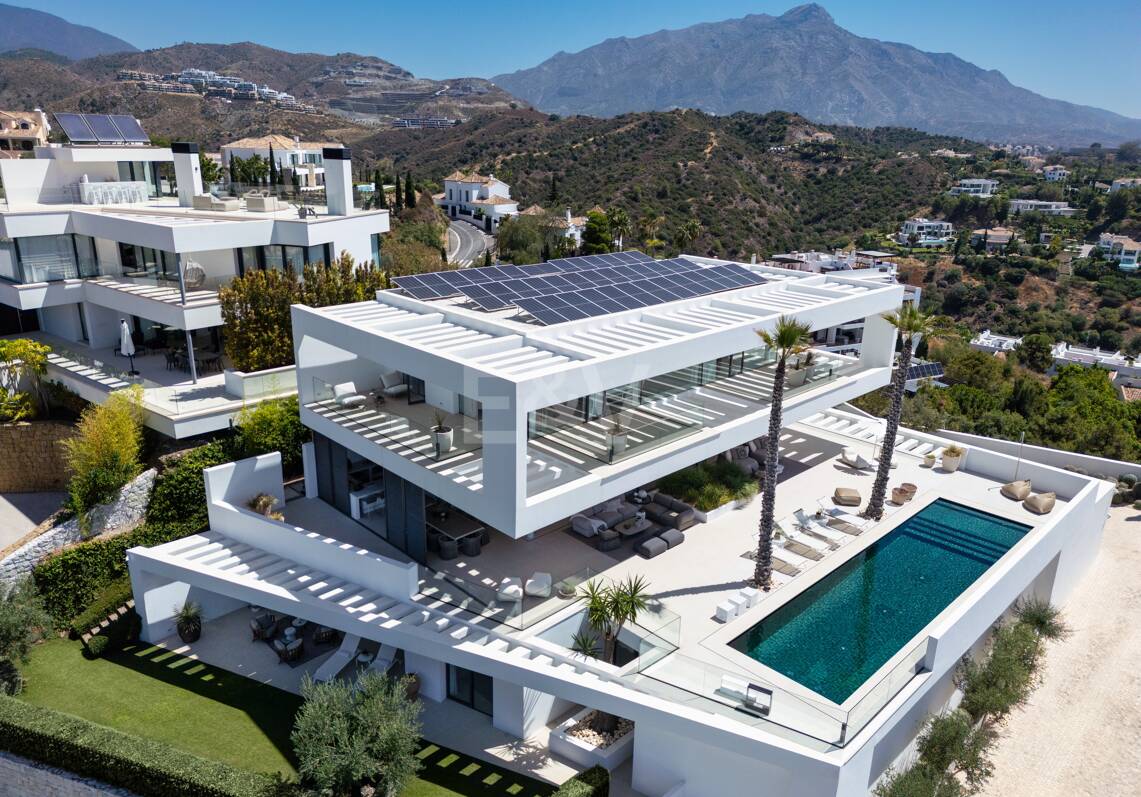Contemporary Villa with Panoramic Views and Luxurious Amenities in La Quinta