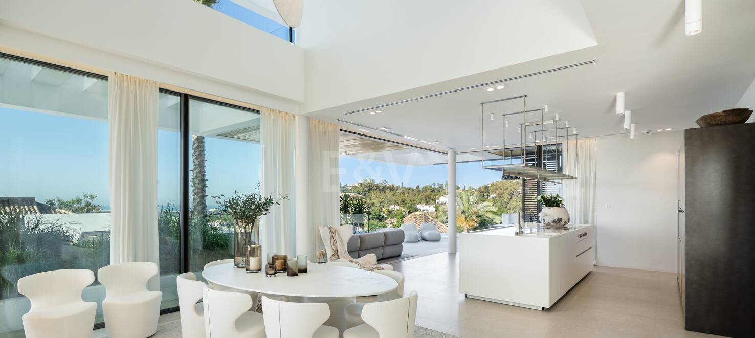 Contemporary Villa with Panoramic Views and Luxurious Amenities in La Quinta