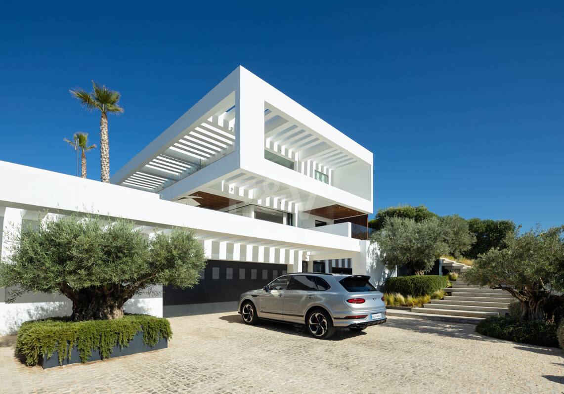 Contemporary Villa with Panoramic Views and Luxurious Amenities in La Quinta