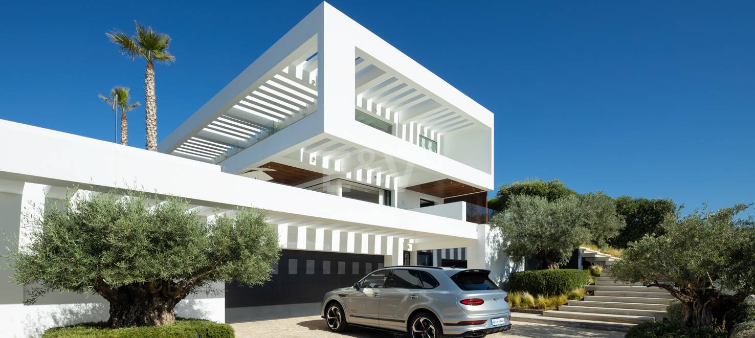 Contemporary Villa with Panoramic Views and Luxurious Amenities in La Quinta