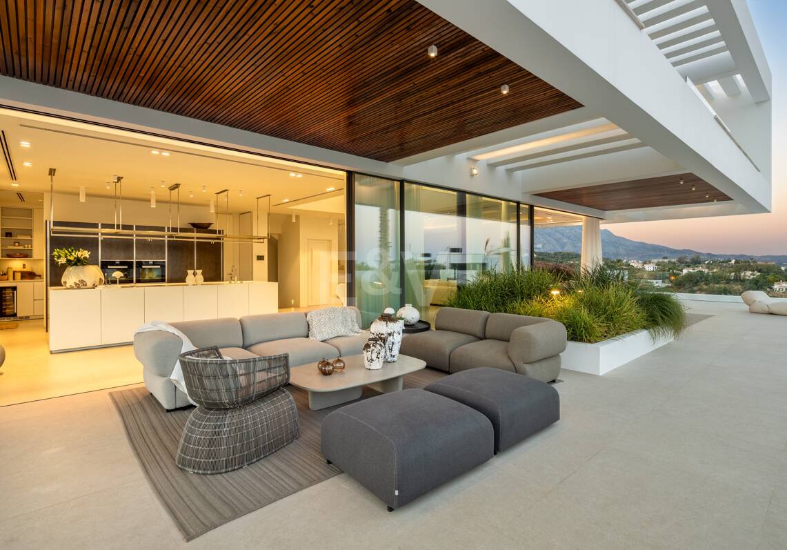 Contemporary Villa with Panoramic Views and Luxurious Amenities in La Quinta