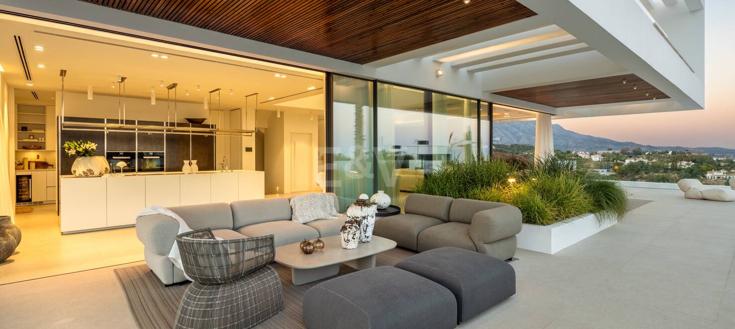 Contemporary Villa with Panoramic Views and Luxurious Amenities in La Quinta