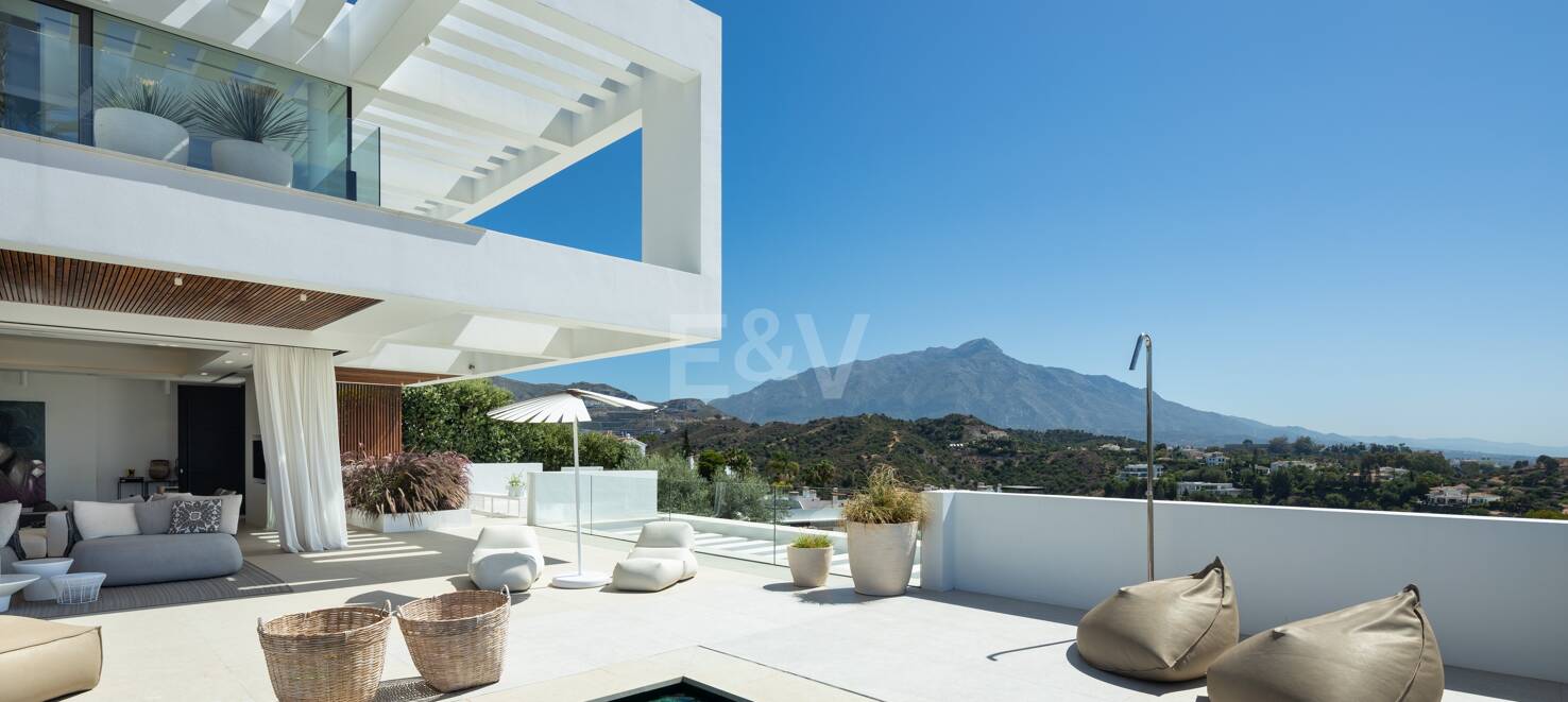 Contemporary Villa with Panoramic Views and Luxurious Amenities in La Quinta