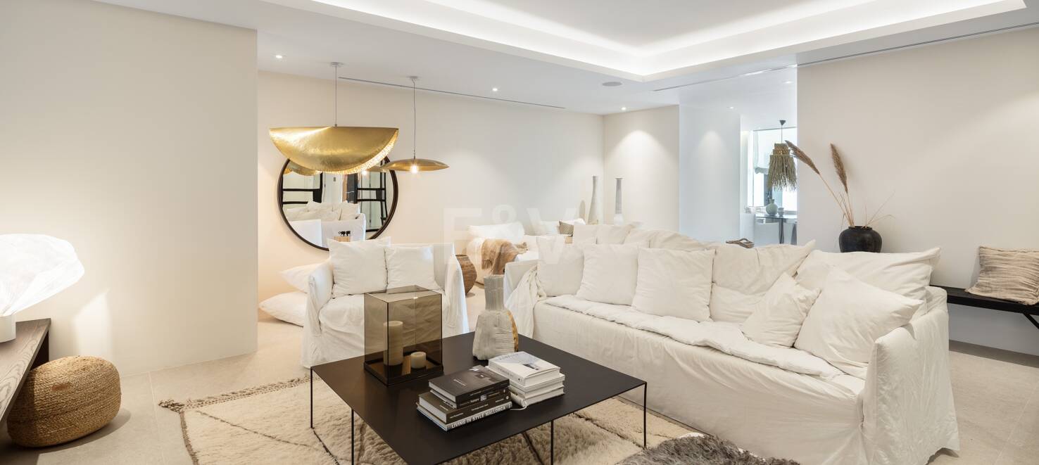 Contemporary Villa with Panoramic Views and Luxurious Amenities in La Quinta