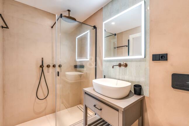 Moderniserad Portside Lägenhet i Puerto Banús