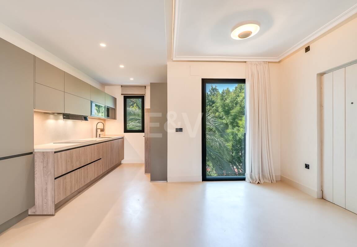 Moderniserad Portside Lägenhet i Puerto Banús