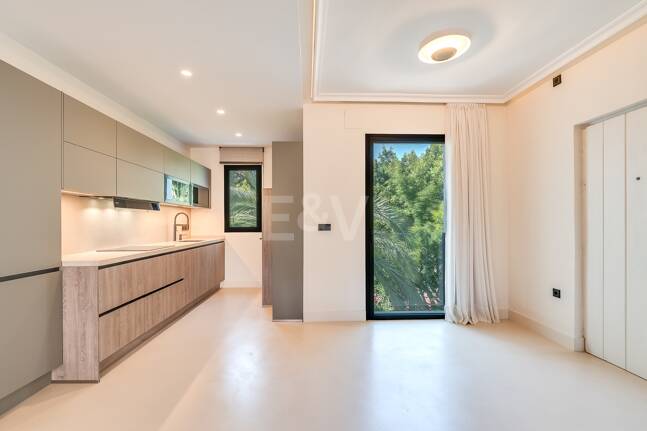 Moderniserad Portside Lägenhet i Puerto Banús