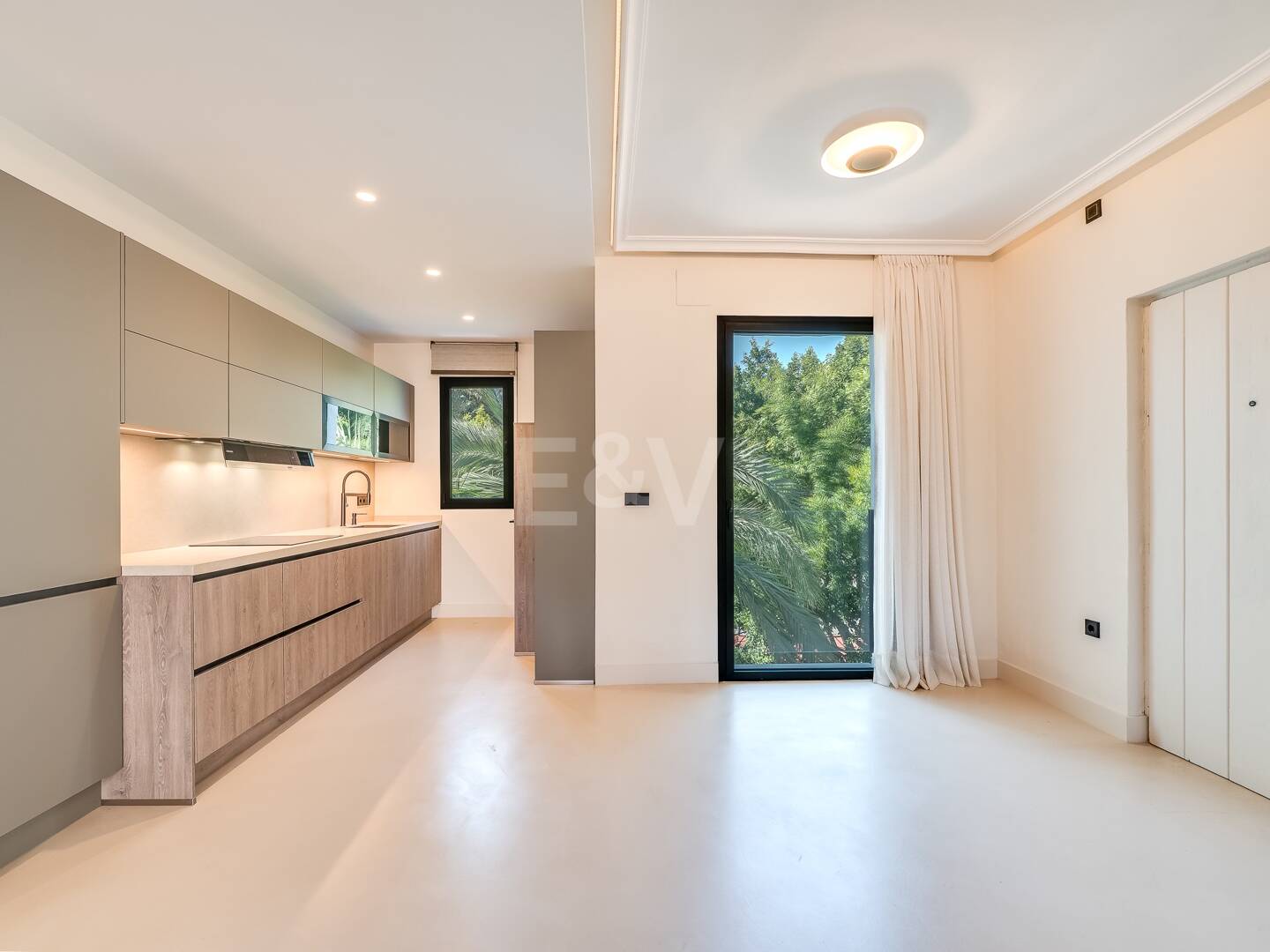 Moderniserad Portside Lägenhet i Puerto Banús