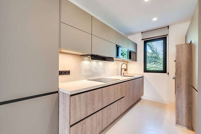 Moderniserad Portside Lägenhet i Puerto Banús