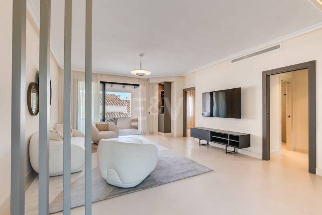 Moderniserad Portside Lägenhet i Puerto Banús