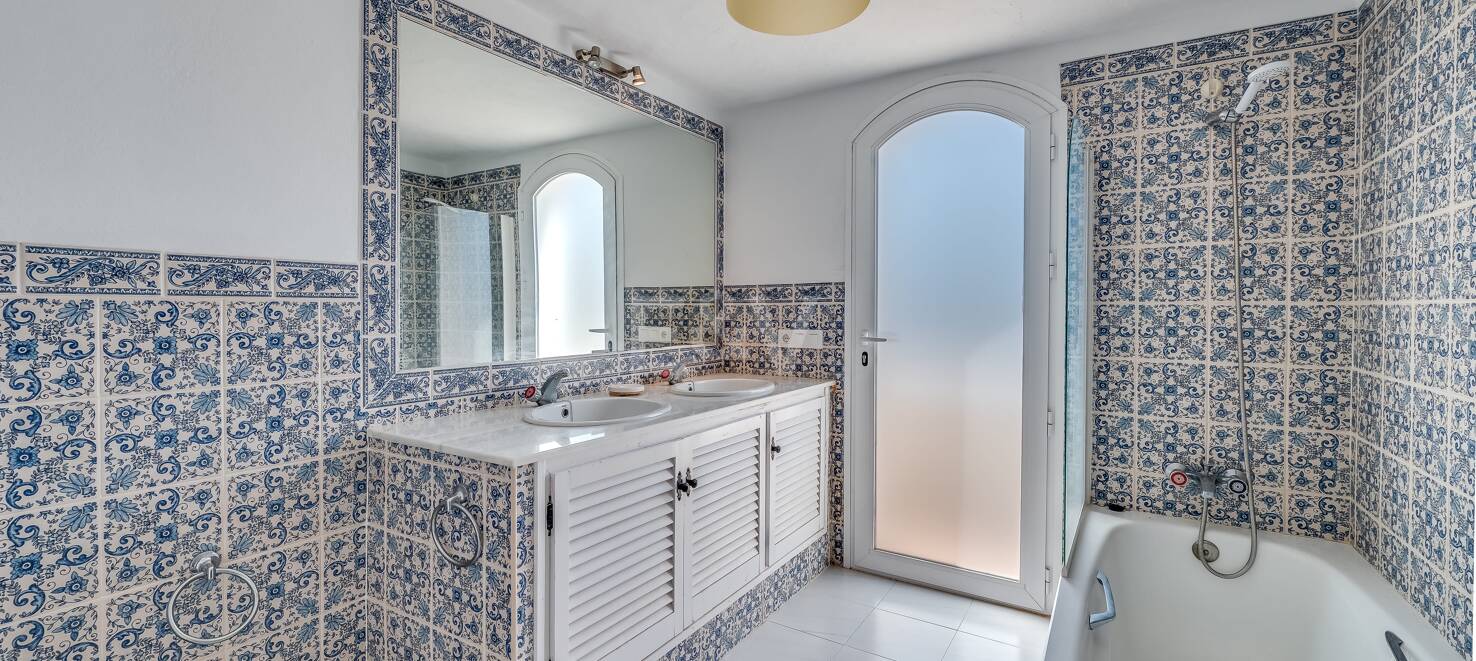 Prime Villa to Redesign with Spectacular Sea and Mountain Vistas