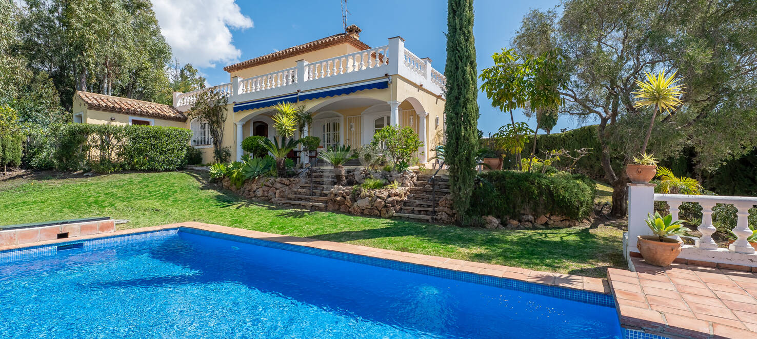 Prime Villa to Redesign with Spectacular Sea and Mountain Vistas