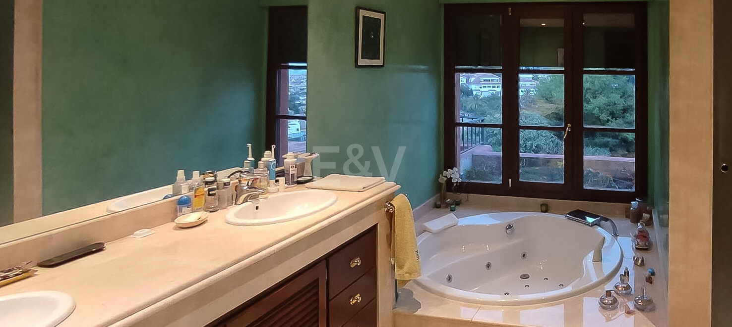 Elegant Villa med hisnande utsikt i Xarblanca, Marbella