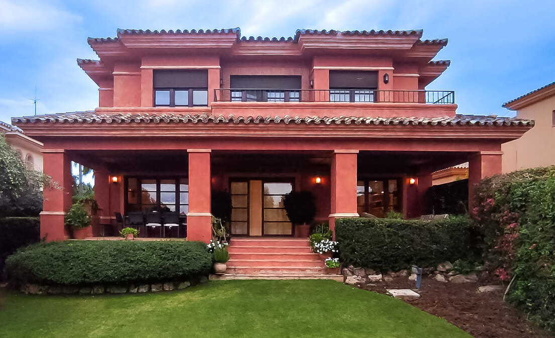Villa élégante avec vue imprenable à Xarblanca, Marbella