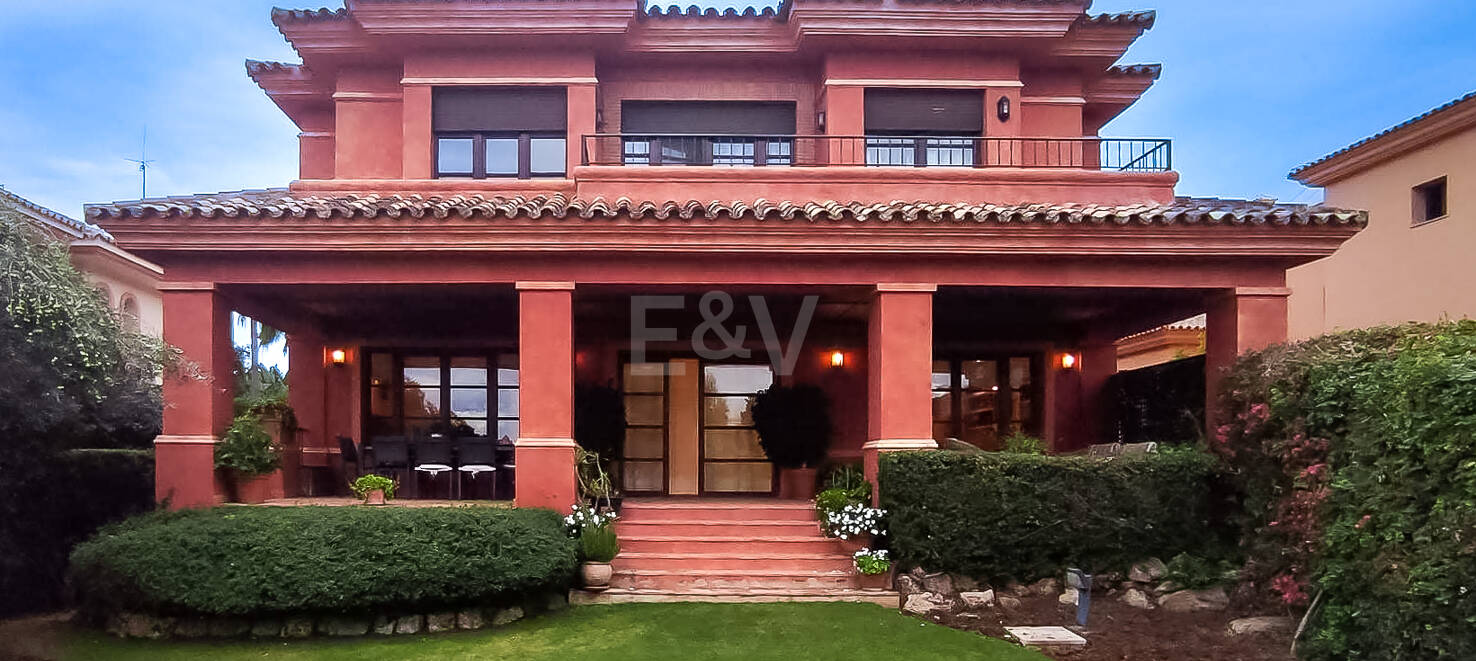 Elegant Villa med hisnande utsikt i Xarblanca, Marbella