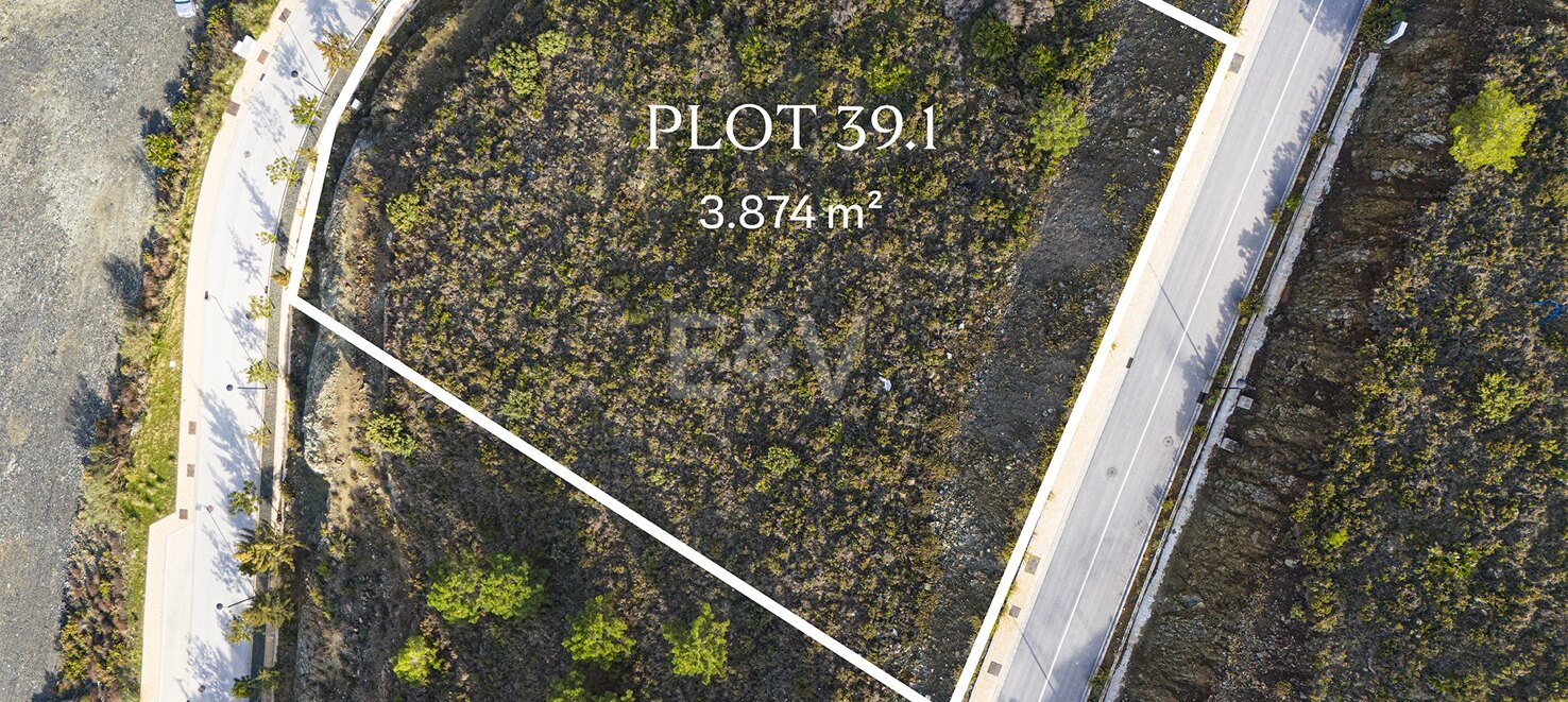 Stunning plot in prime position within walking distance of resort area