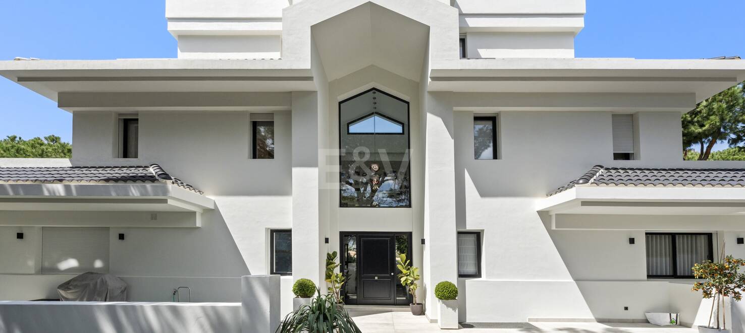 Magnificent 6-Bedroom Modern Villa in Hacienda Las Chapas