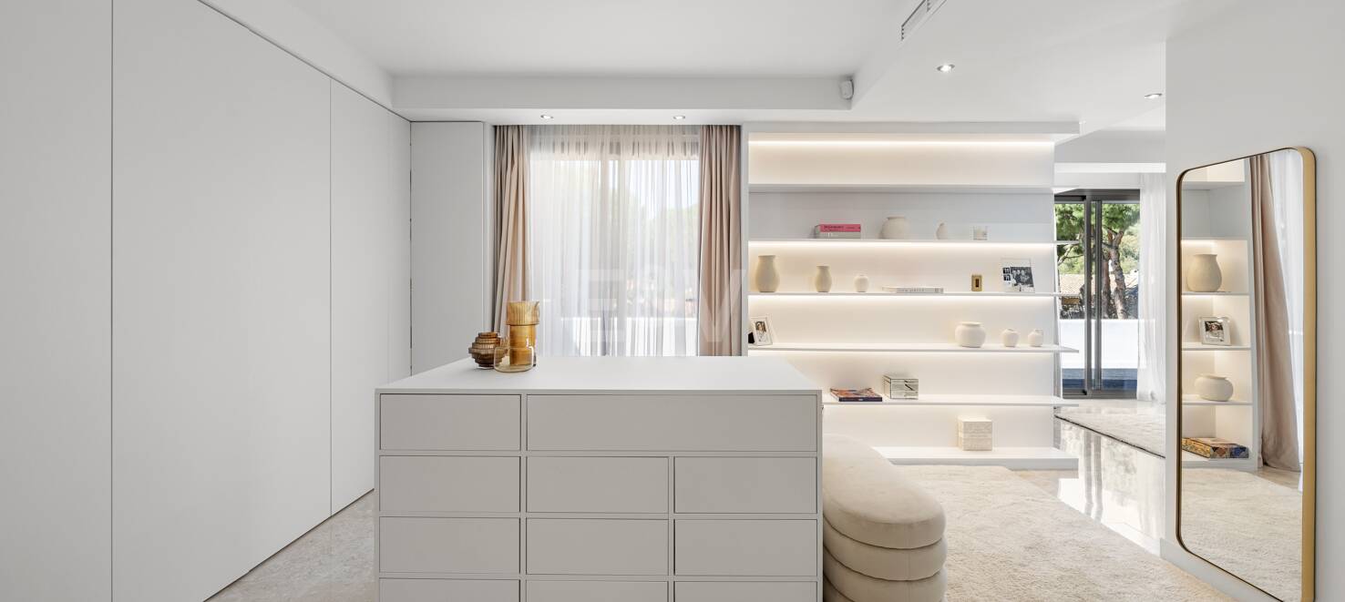 Magnificent 6-Bedroom Modern Villa in Hacienda Las Chapas