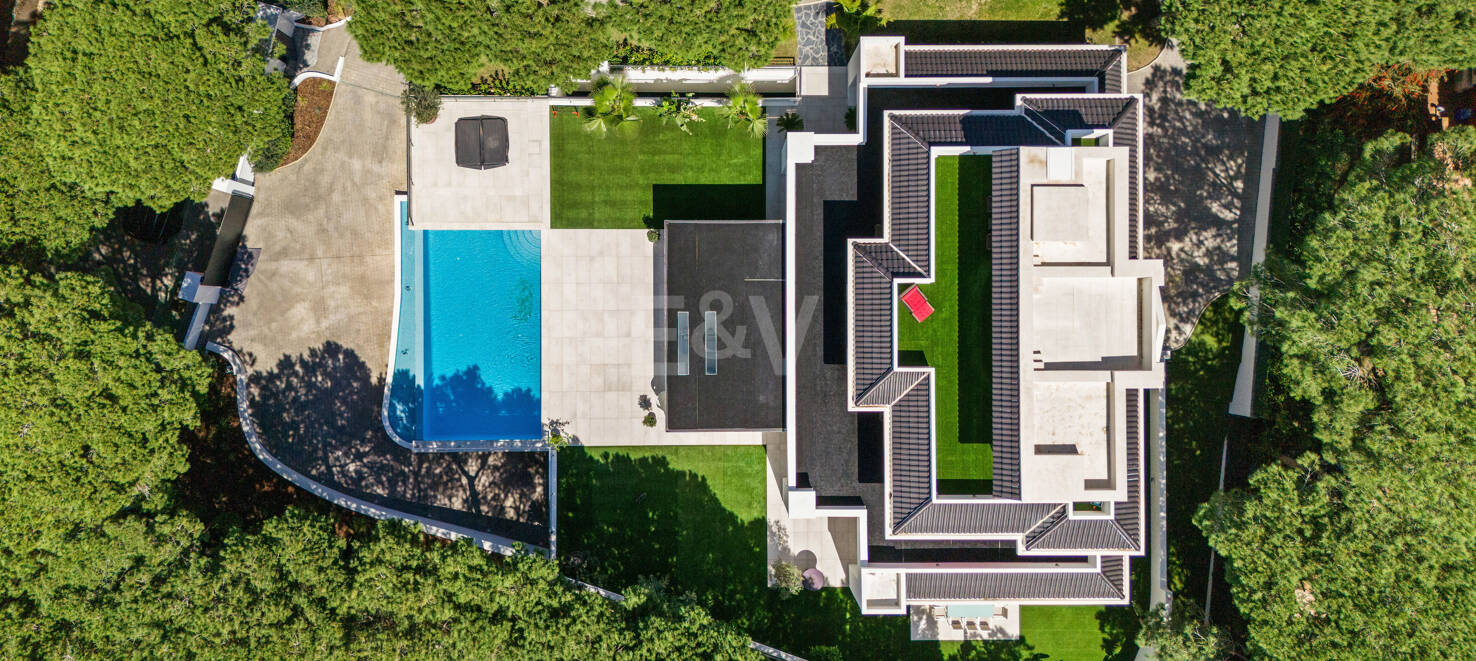 Magnificent 6-Bedroom Modern Villa in Hacienda Las Chapas