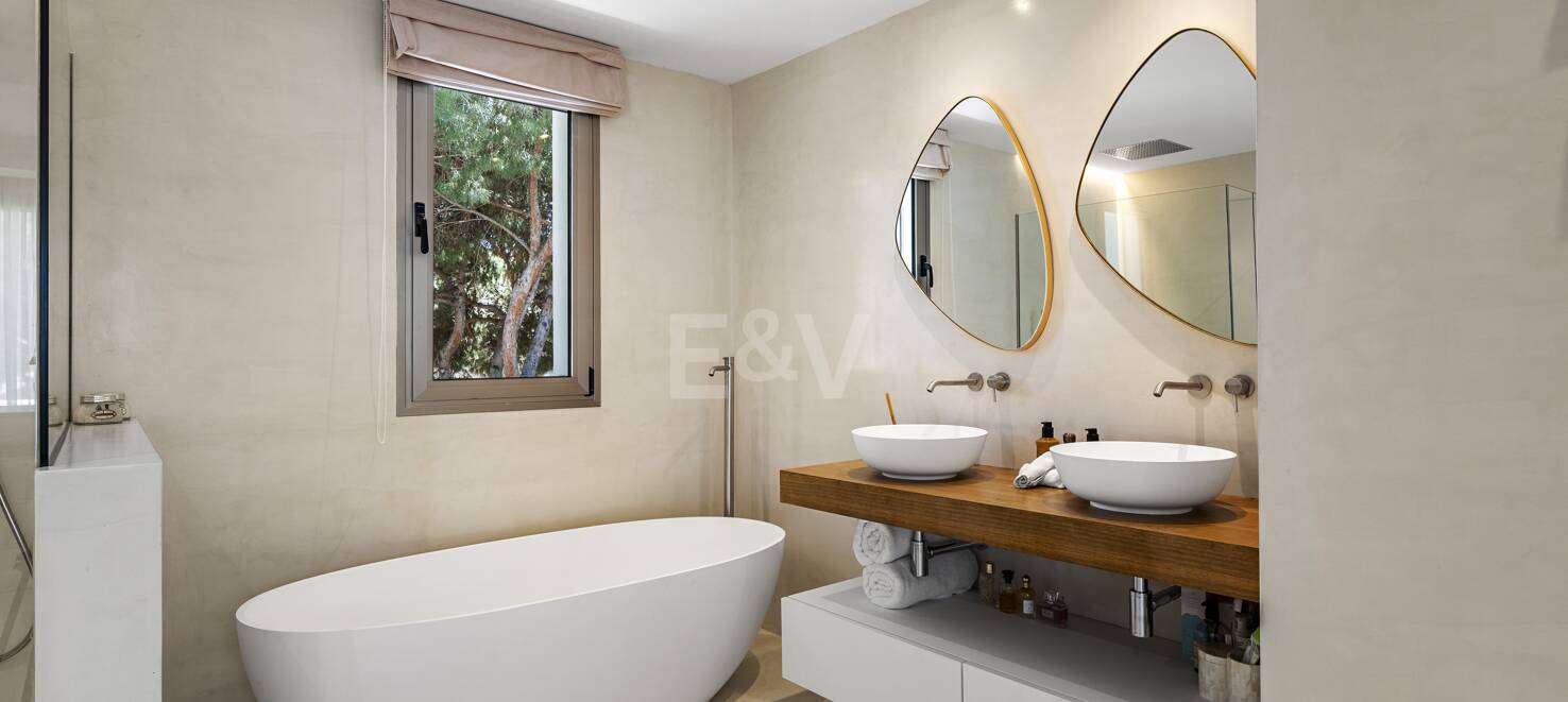 Magnificent 6-Bedroom Modern Villa in Hacienda Las Chapas