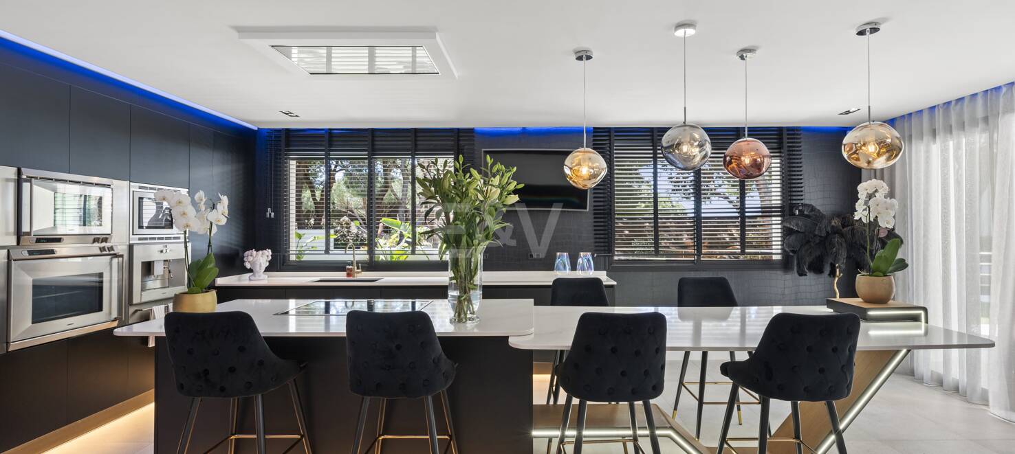 Magnificent 6-Bedroom Modern Villa in Hacienda Las Chapas