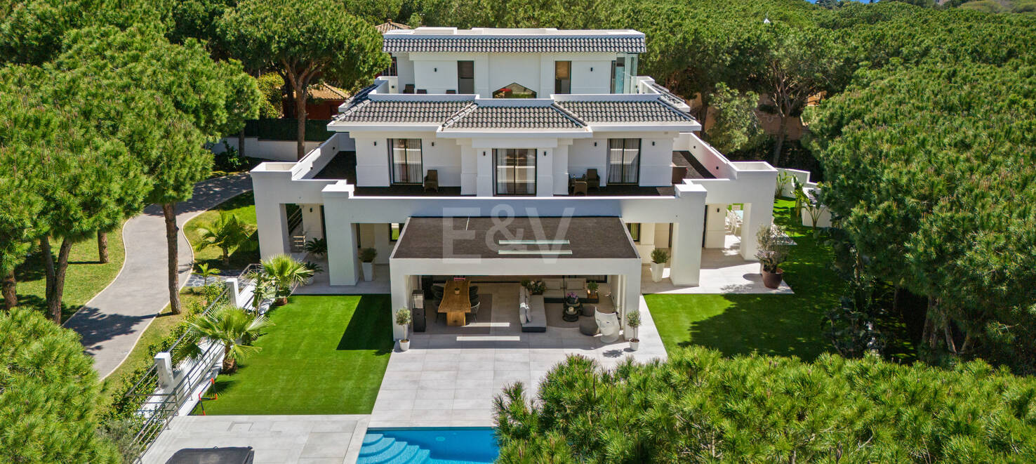 Magnificent 6-Bedroom Modern Villa in Hacienda Las Chapas