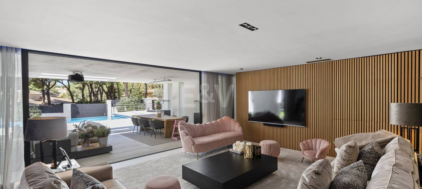Magnificent 6-Bedroom Modern Villa in Hacienda Las Chapas