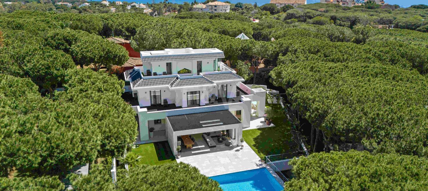 Magnificent 6-Bedroom Modern Villa in Hacienda Las Chapas