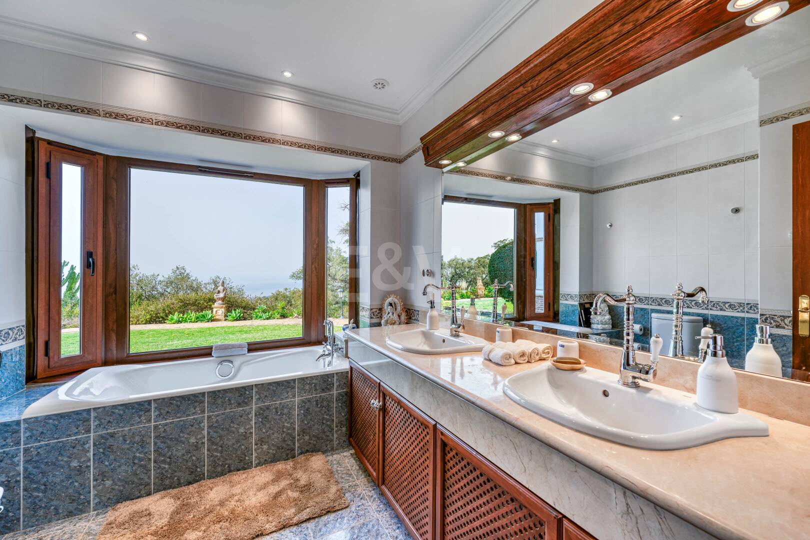 Einzigartige private Villa mit Panoramablick in La Mairena