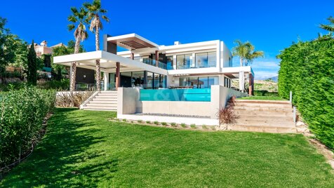 Exclusiva villa con piscina infinita y vistas al mar en Los Flamingos