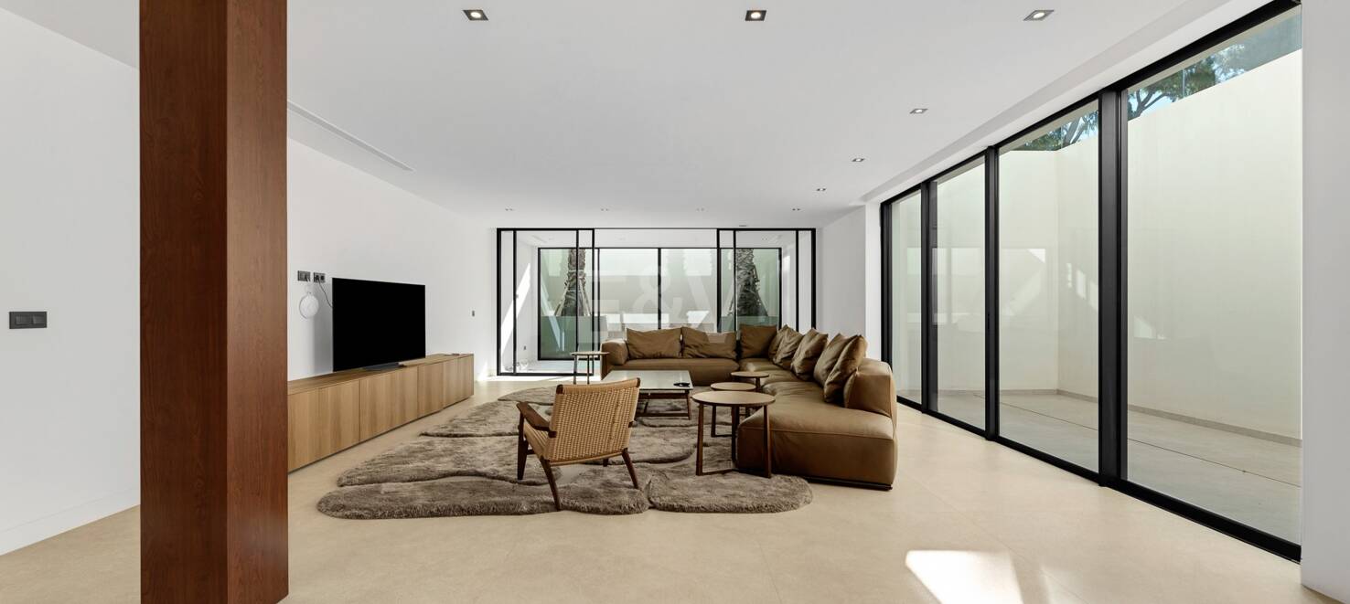 Villa Spectre – A James Bond-Inspired Masterpiece in Los Flamingos Golf