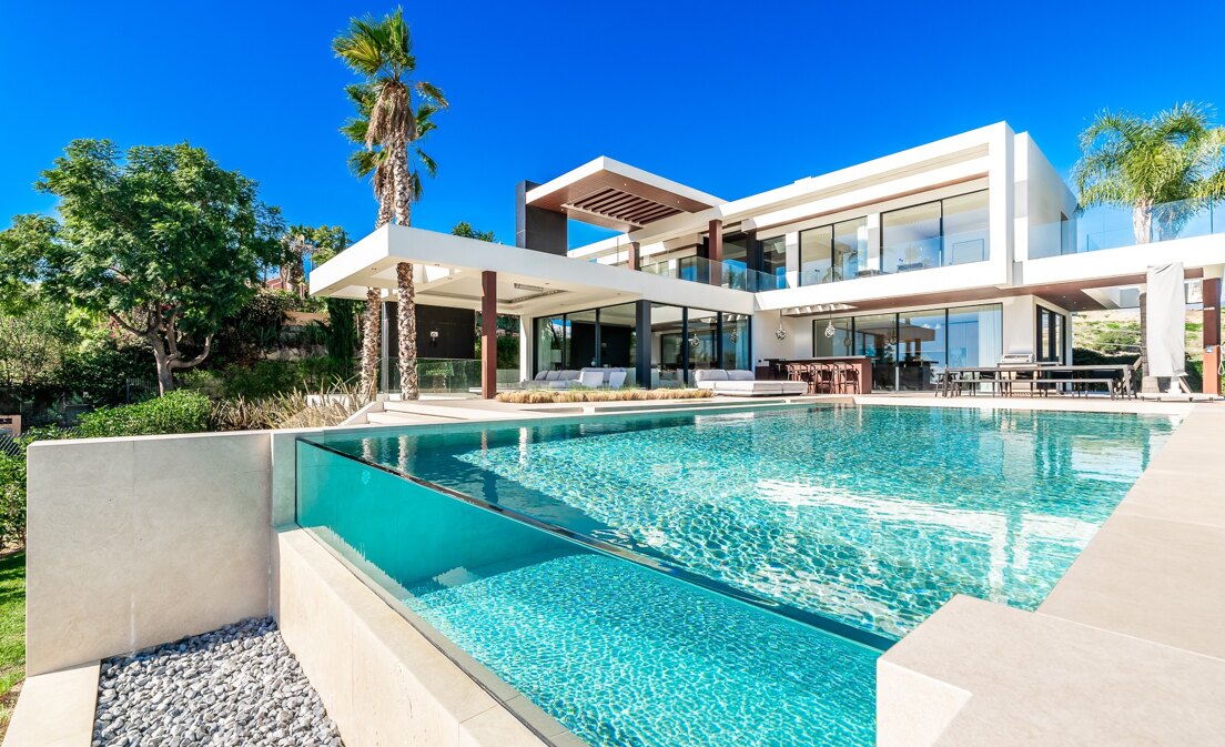 Villa de luxe avec piscine à débordement et vue panoramique sur la mer à Los Flamingos