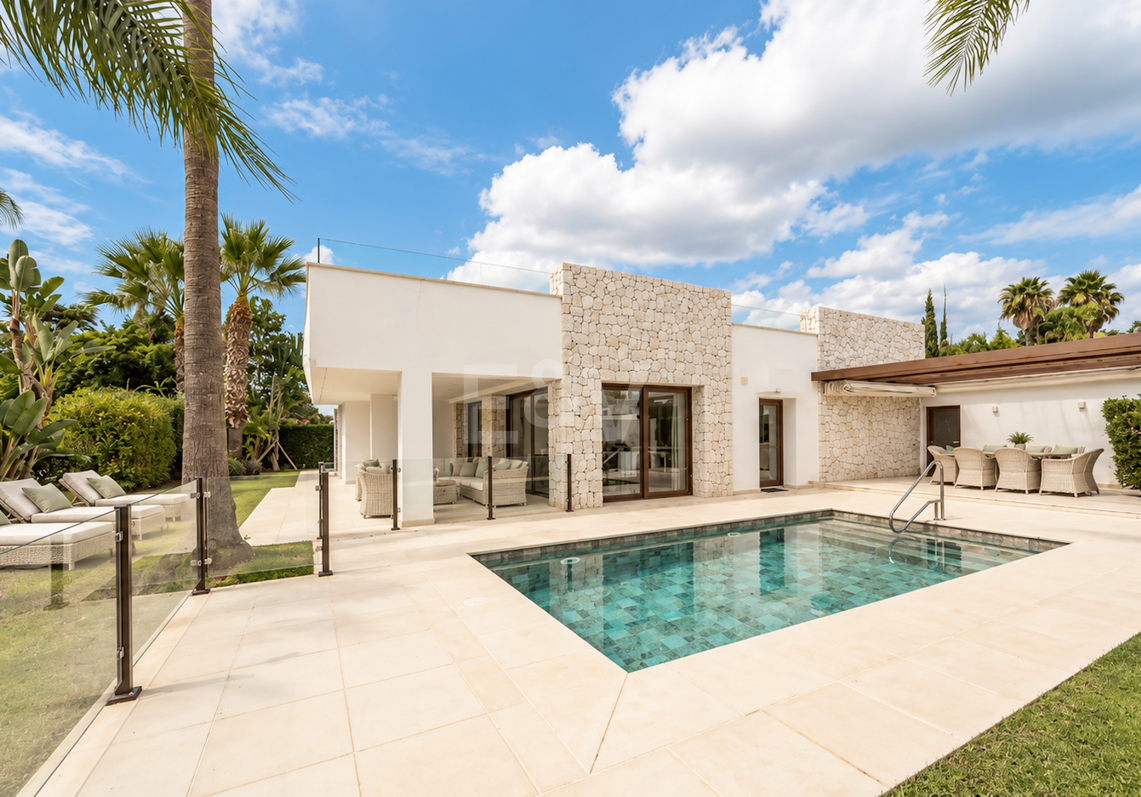 Bungaló moderno con piscina privada en El Rosario, Marbella