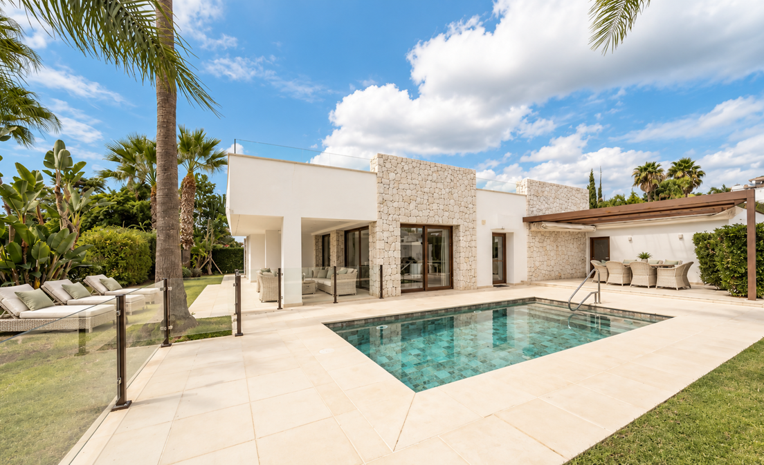 Disfrute del estilo de vida mediterráneo en este bungaló moderno, que combina espacios exteriores privados, alojamiento independiente para invitados y...