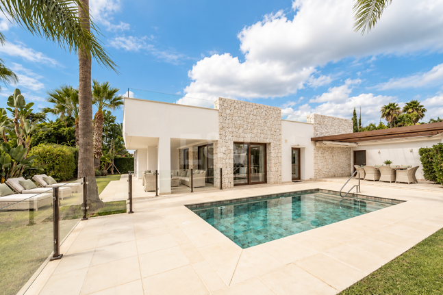 Bungaló moderno con piscina privada en El Rosario, Marbella