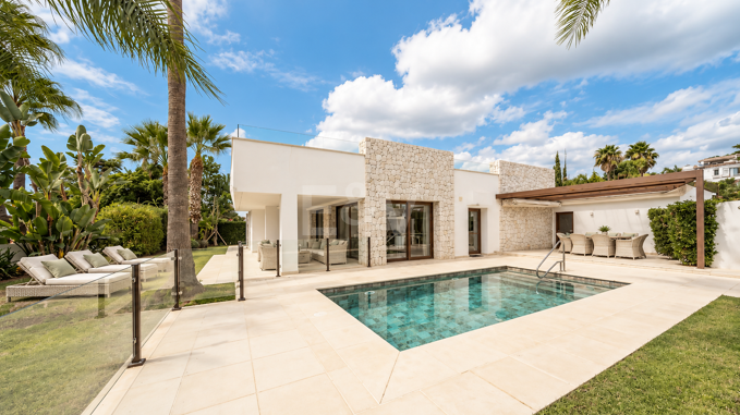 Bungaló moderno con piscina privada en El Rosario, Marbella