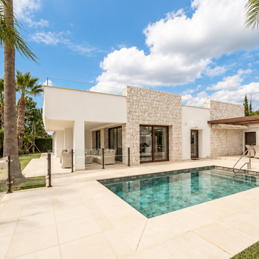 Bungaló moderno con piscina privada en El Rosario, Marbella