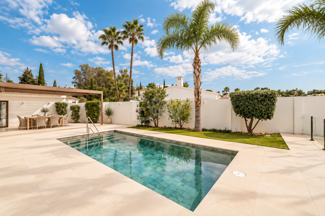 Bungaló moderno con piscina privada en El Rosario, Marbella