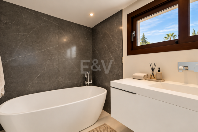 Bungaló moderno con piscina privada en El Rosario, Marbella