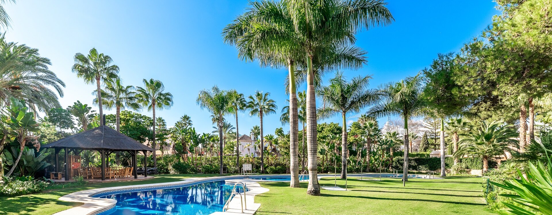 Beachside Apartment with Garden and Spa in Puerto Banús