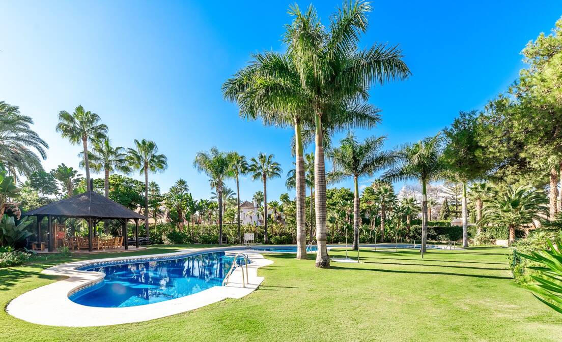 Beachside Apartment with Garden and Spa in Puerto Banús