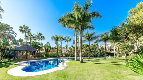 Beachside Apartment with Garden and Spa in Puerto Banús