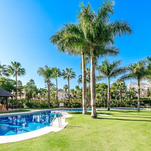 Beachside Lägenhet med trädgård och spa i Puerto Banús