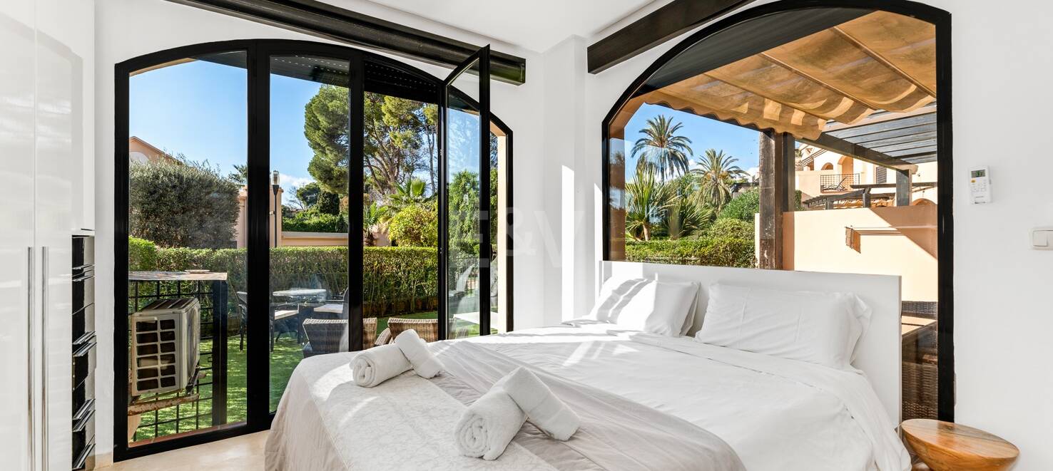 Beachside Lägenhet med trädgård och spa i Puerto Banús