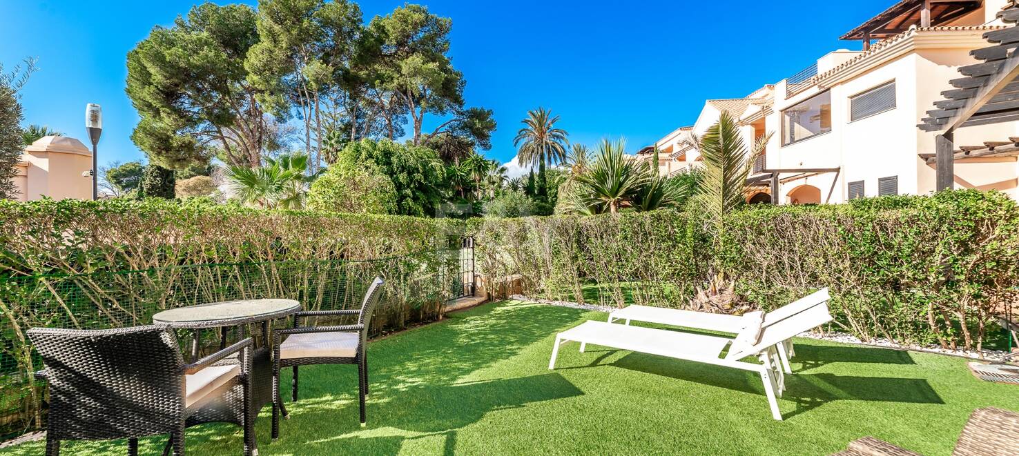 Beachside Lägenhet med trädgård och spa i Puerto Banús
