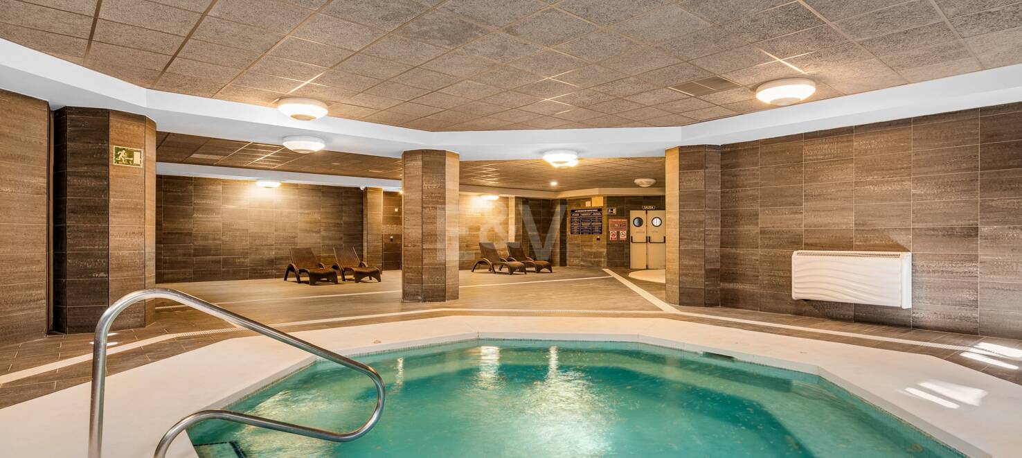 Beachside Lägenhet med trädgård och spa i Puerto Banús