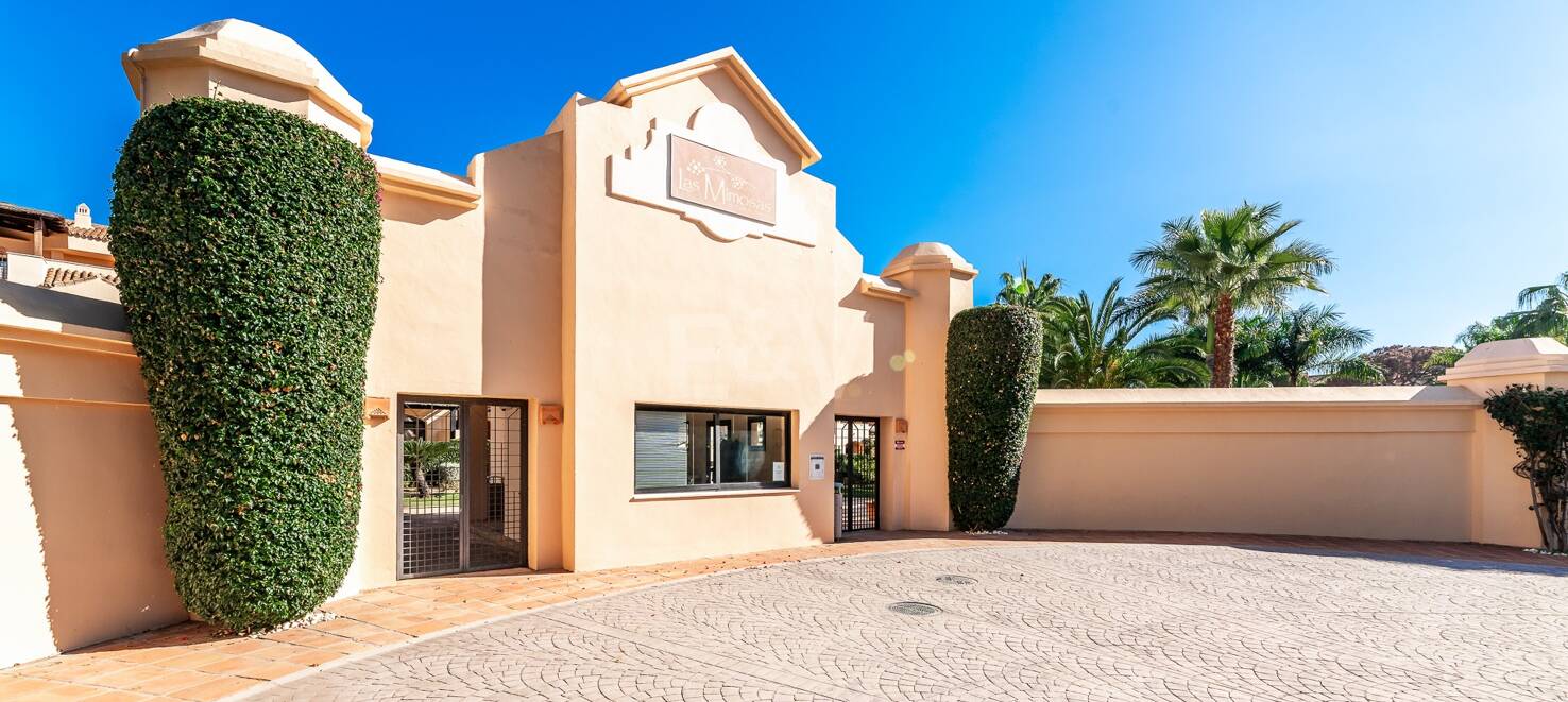 Beachside Lägenhet med trädgård och spa i Puerto Banús
