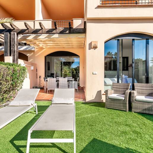 Beachside Lägenhet med trädgård och spa i Puerto Banús