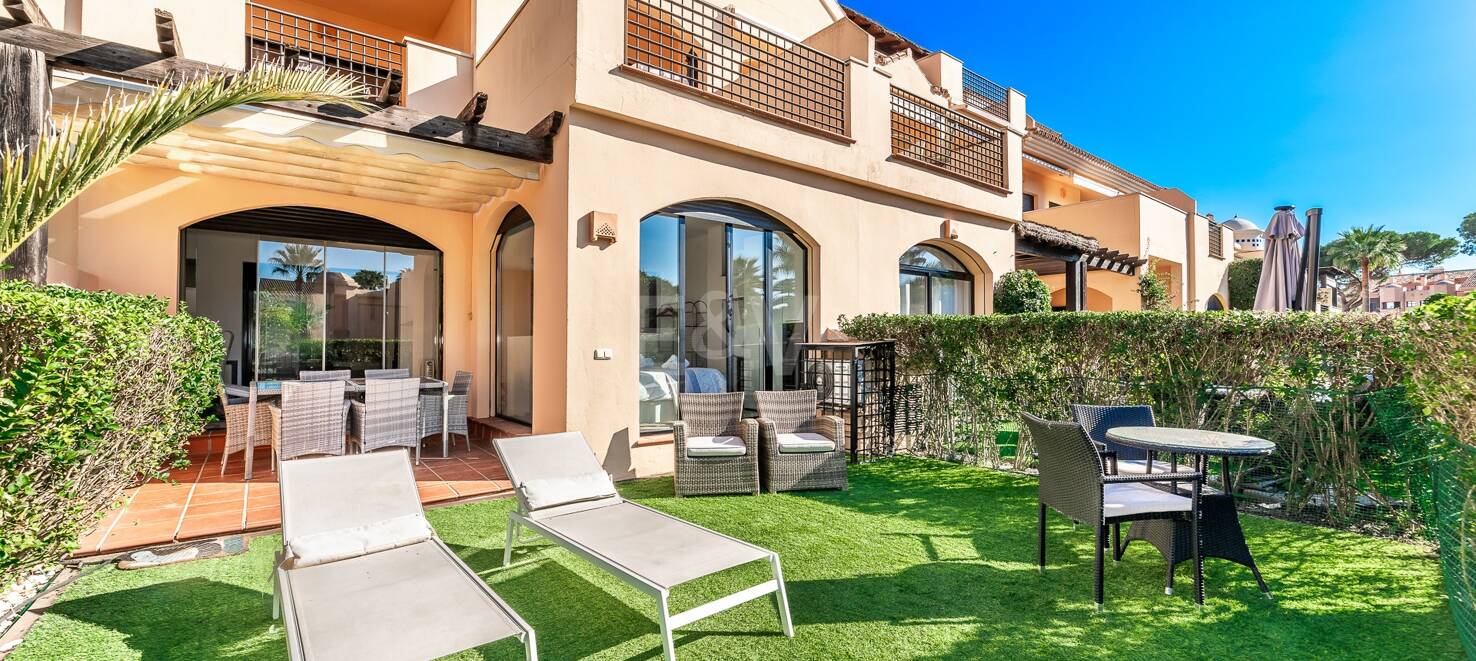 Beachside Lägenhet med trädgård och spa i Puerto Banús